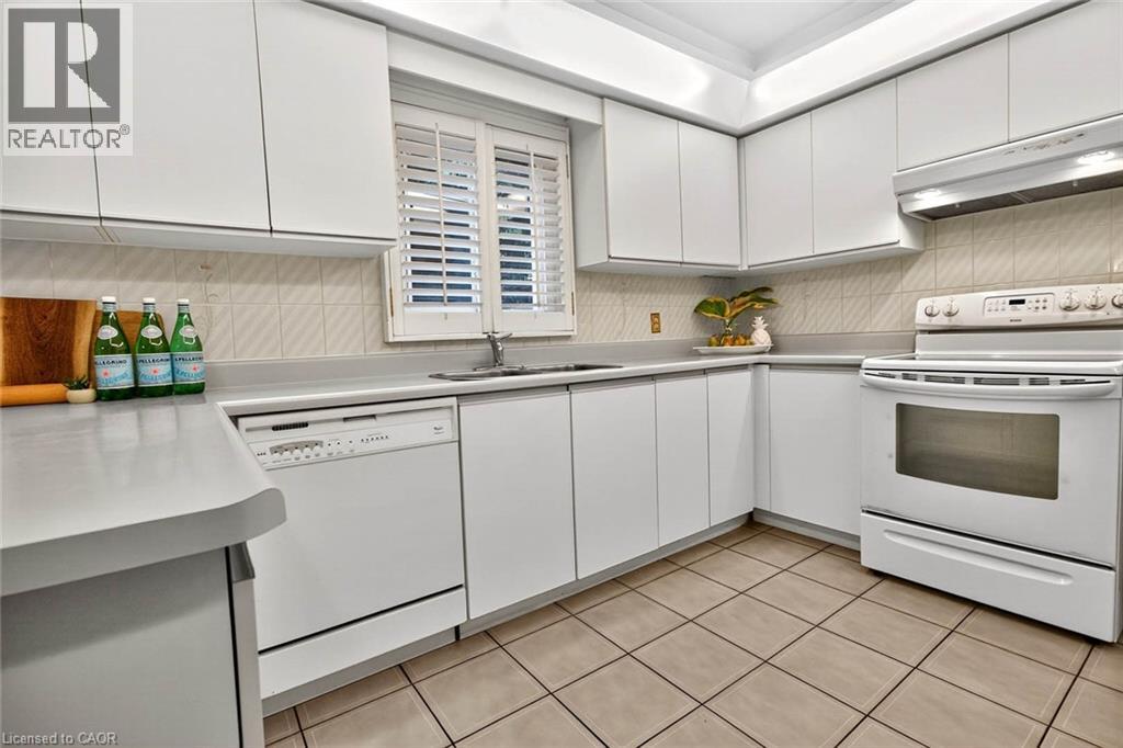 Photo 13 of 1084 Grandeur Crescent, Oakville ON