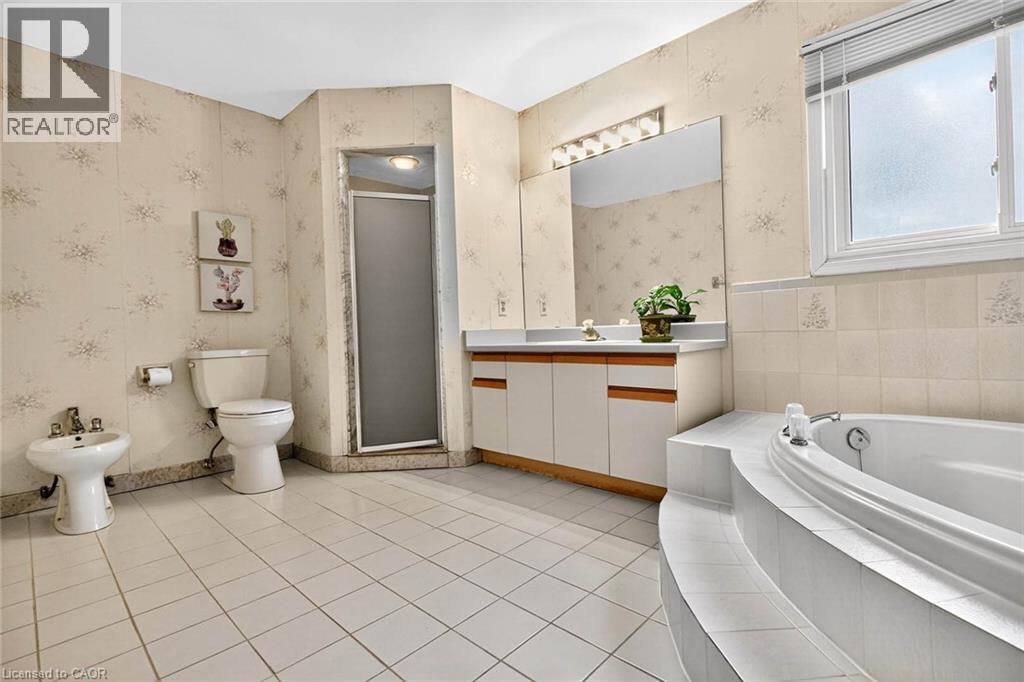 Photo 21 of 1084 Grandeur Crescent, Oakville ON