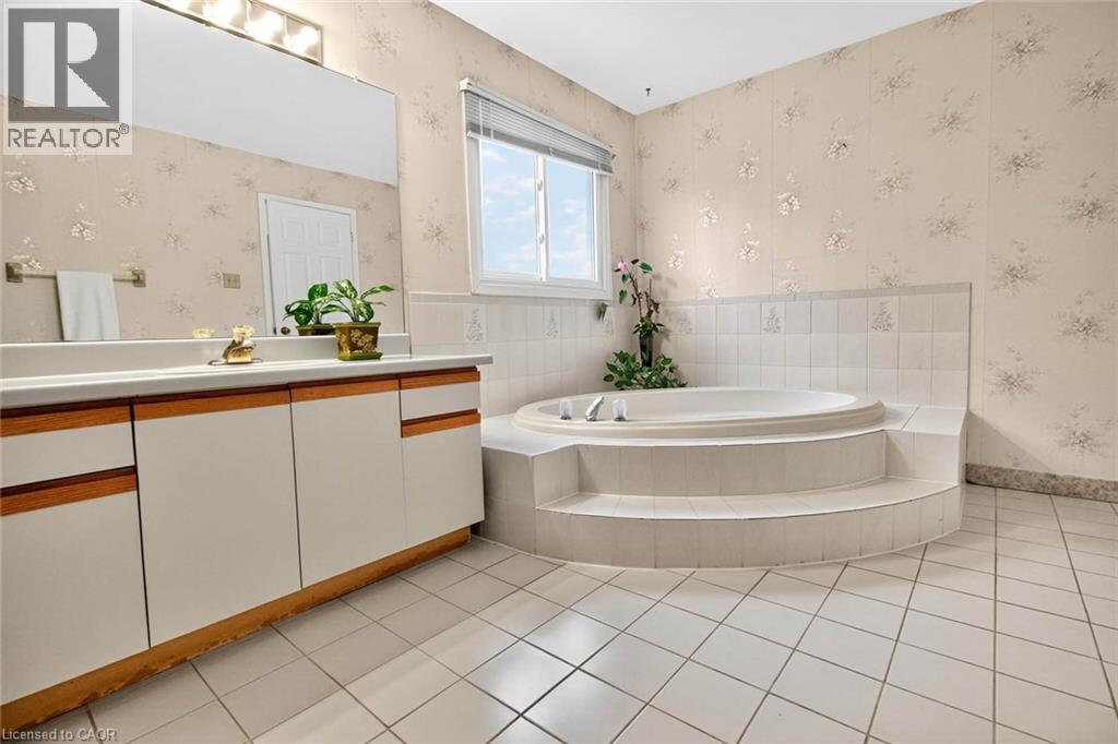 Photo 22 of 1084 Grandeur Crescent, Oakville ON
