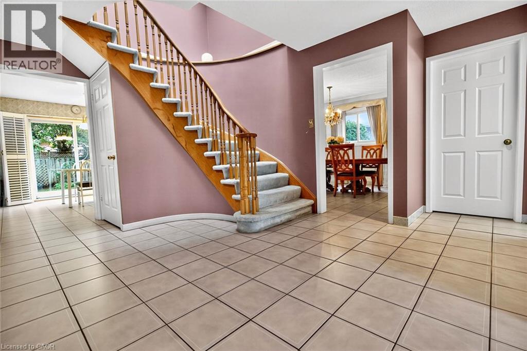 Photo 7 of 1084 Grandeur Crescent, Oakville ON