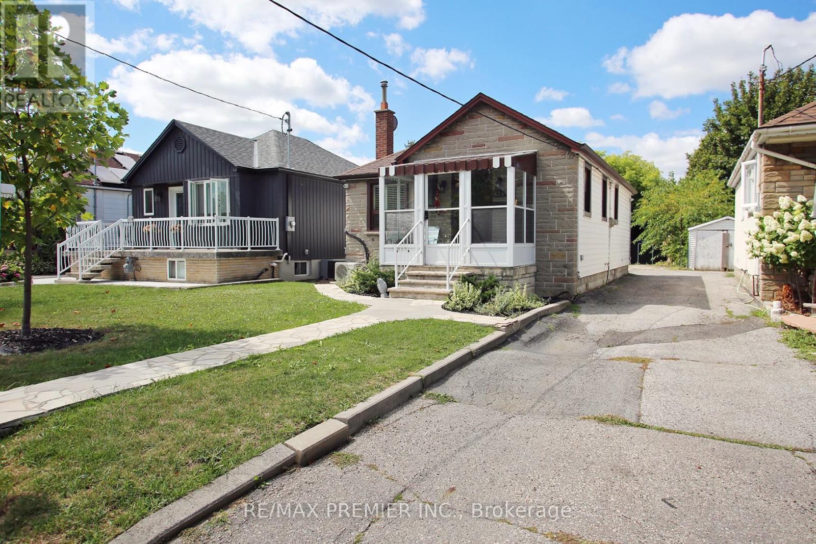 Photo 18 of 624 Mcroberts Avenue, Toronto ON