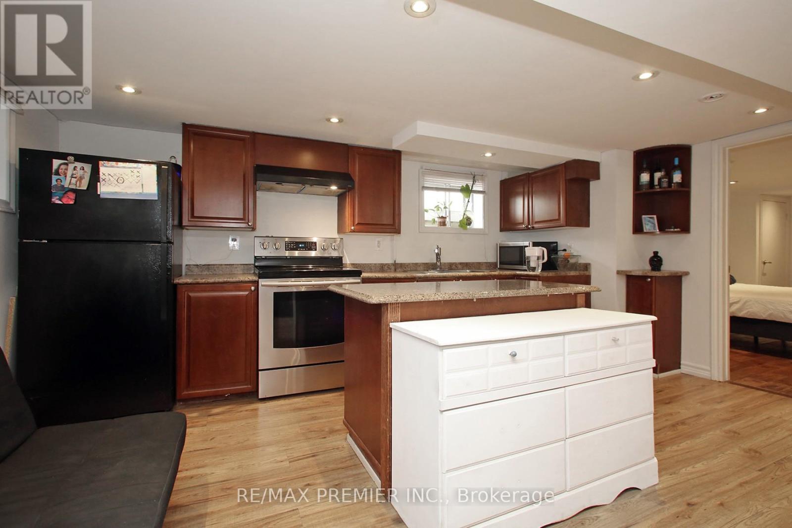 Photo 10 of 624 Mcroberts Avenue, Toronto ON