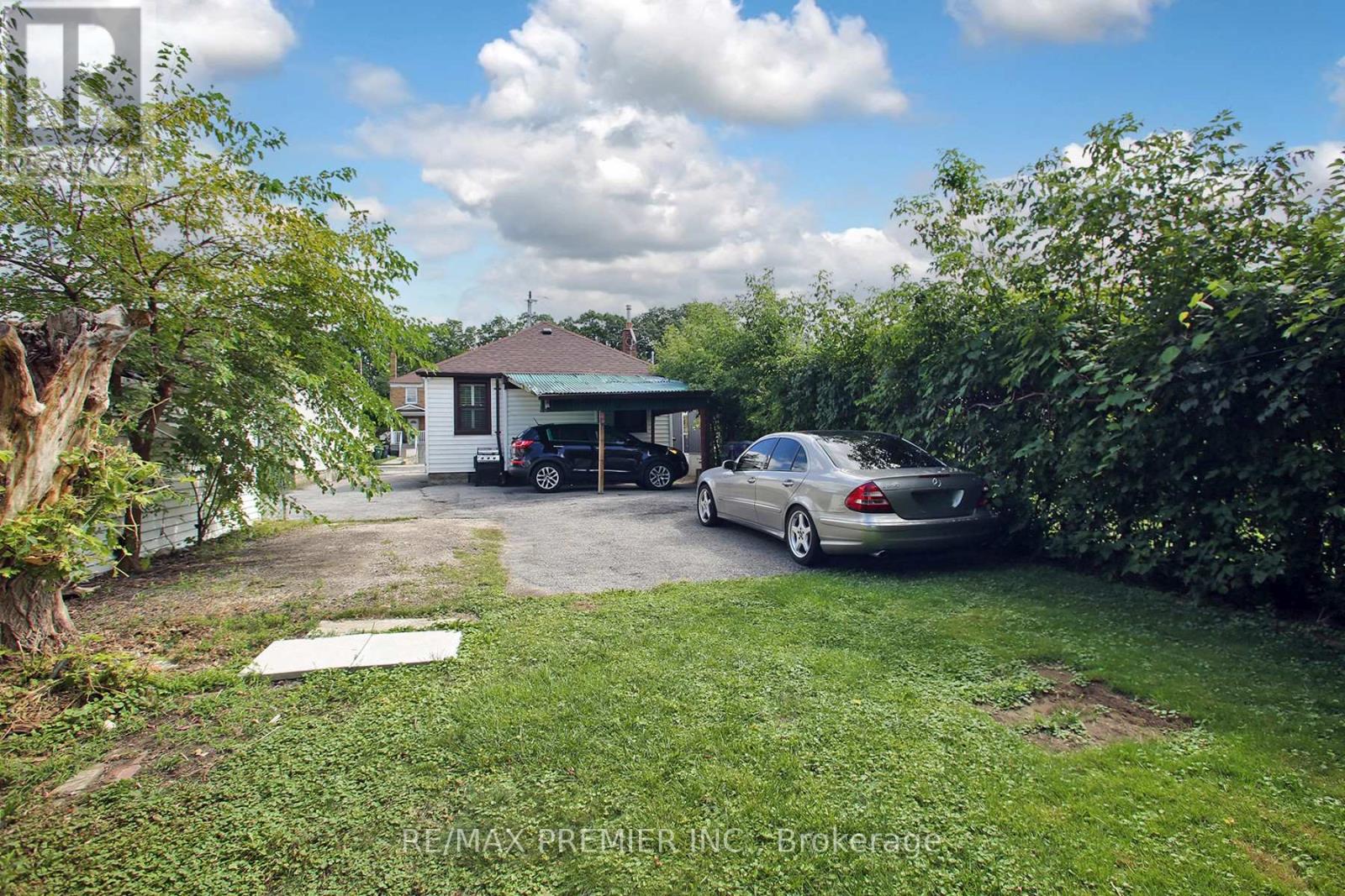 Photo 24 of 624 Mcroberts Avenue, Toronto ON