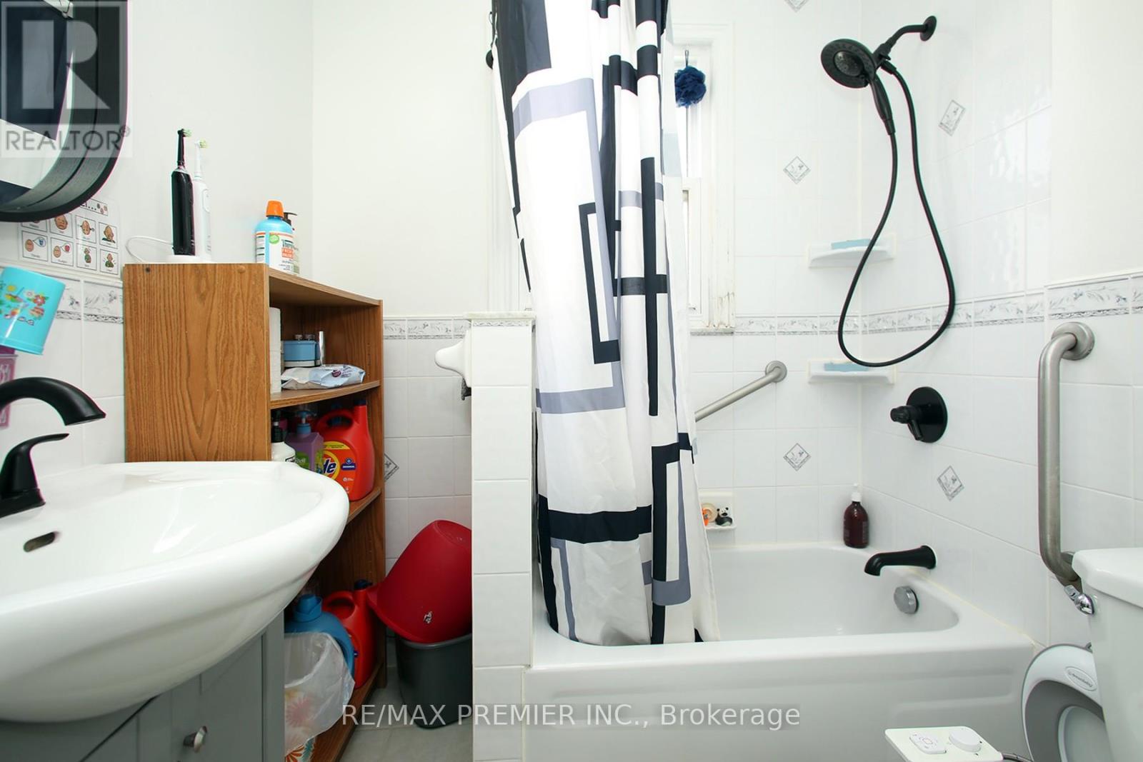 Photo 7 of 624 Mcroberts Avenue, Toronto ON