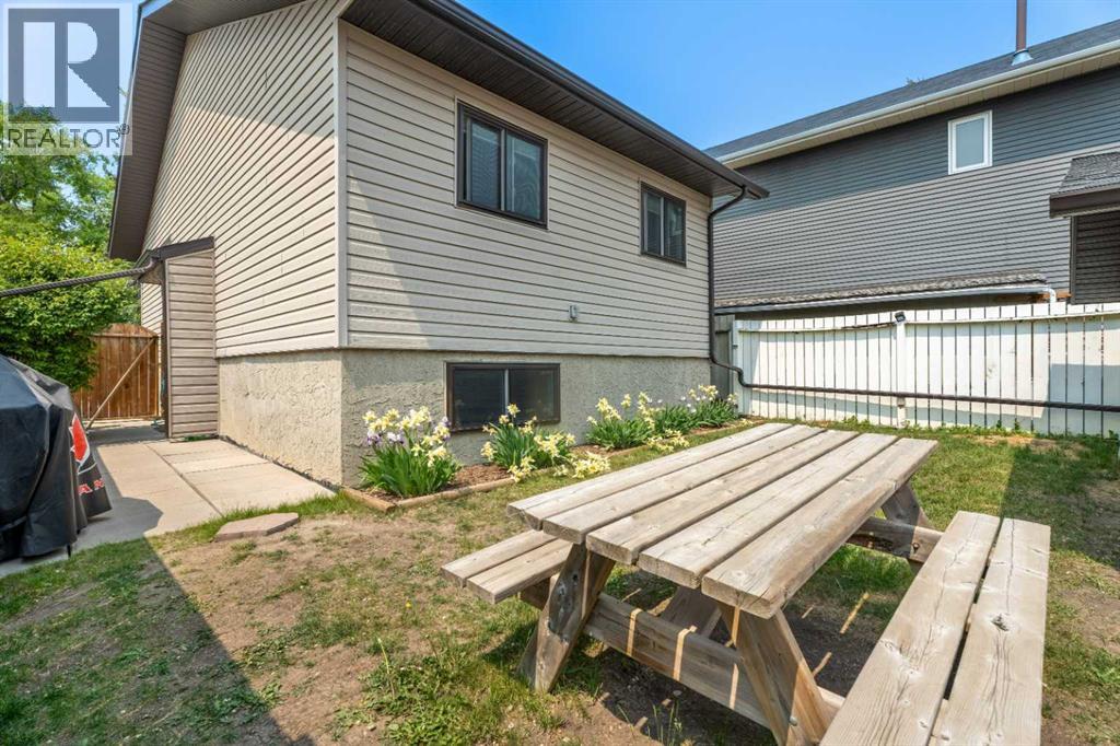 Single Family House Bi-level for Sale in  Edgeburn Place NW Edgemont Calgary 
