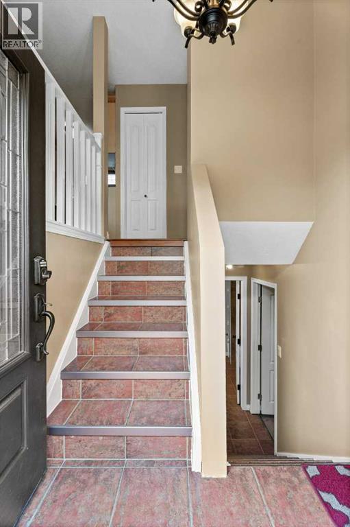 Single Family House Bi-level for Sale in  Edgeburn Place NW Edgemont Calgary 