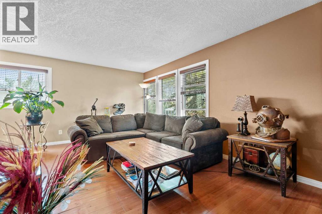 Single Family House Bi-level for Sale in  Edgeburn Place NW Edgemont Calgary 