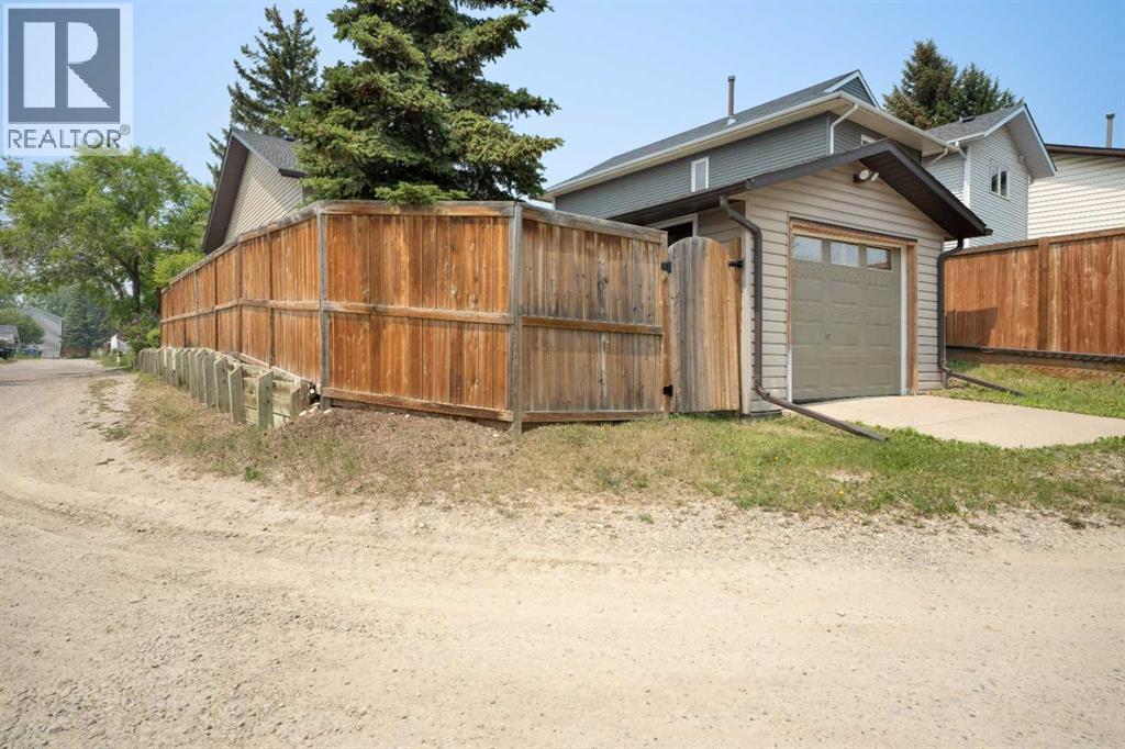 Single Family House Bi-level for Sale in  Edgeburn Place NW Edgemont Calgary 