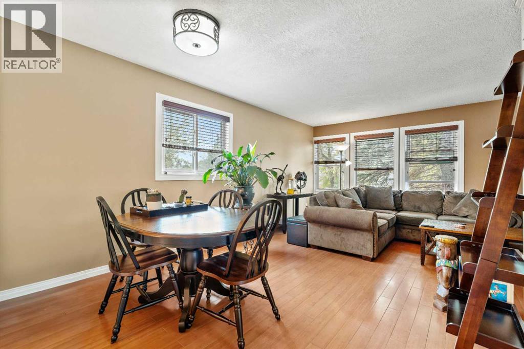 Single Family House Bi-level for Sale in  Edgeburn Place NW Edgemont Calgary 