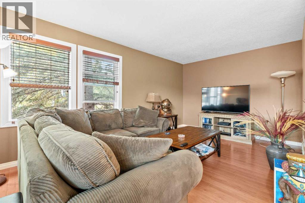 Single Family House Bi-level for Sale in  Edgeburn Place NW Edgemont Calgary 