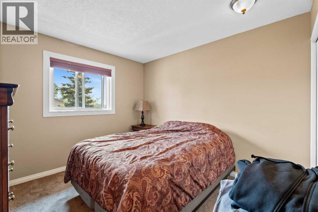 Single Family House Bi-level for Sale in  Edgeburn Place NW Edgemont Calgary 