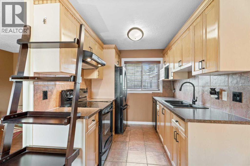 Single Family House Bi-level for Sale in  Edgeburn Place NW Edgemont Calgary 