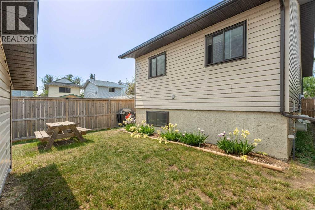 Single Family House Bi-level for Sale in  Edgeburn Place NW Edgemont Calgary 