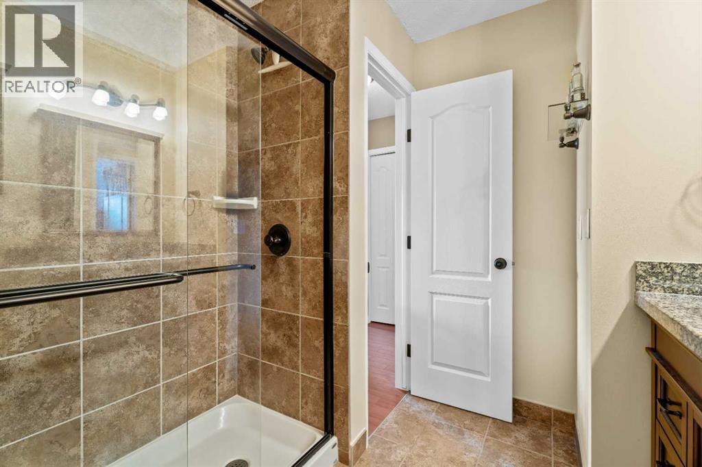 Single Family House Bi-level for Sale in  Edgeburn Place NW Edgemont Calgary 
