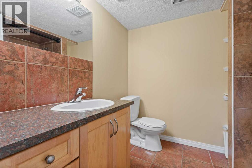 Single Family House Bi-level for Sale in  Edgeburn Place NW Edgemont Calgary 