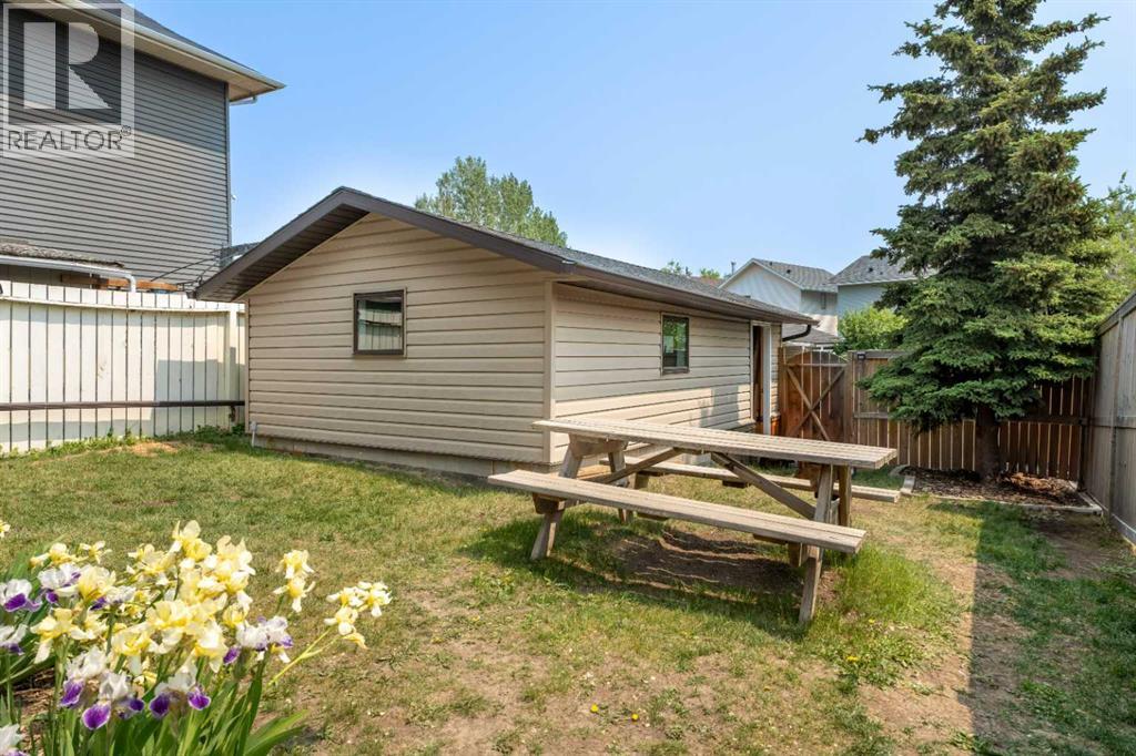 Single Family House Bi-level for Sale in  Edgeburn Place NW Edgemont Calgary 