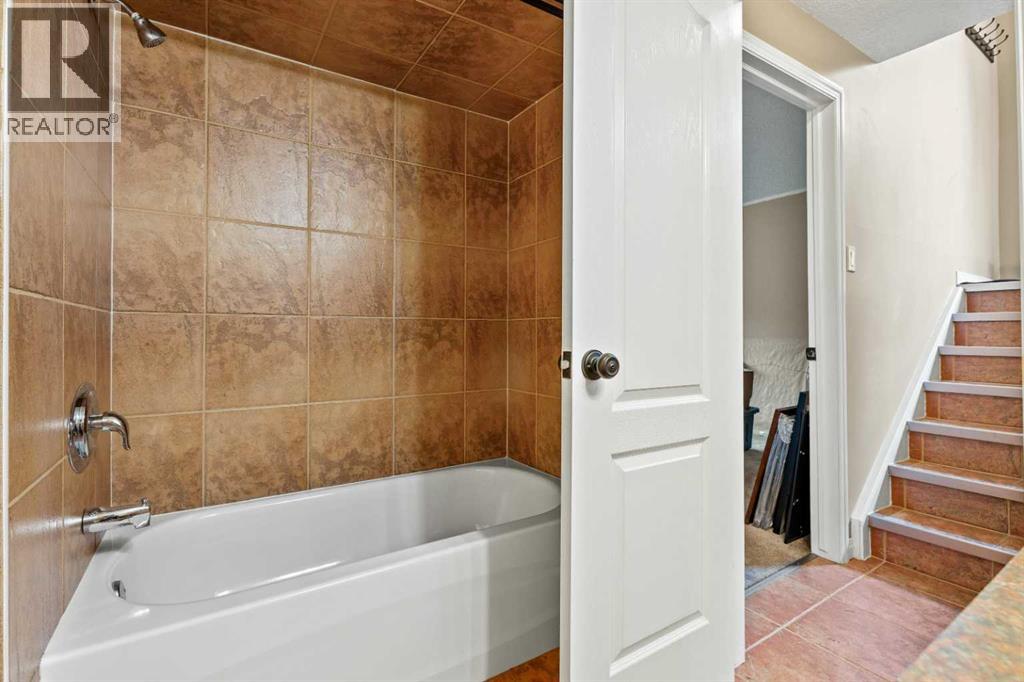Single Family House Bi-level for Sale in  Edgeburn Place NW Edgemont Calgary 