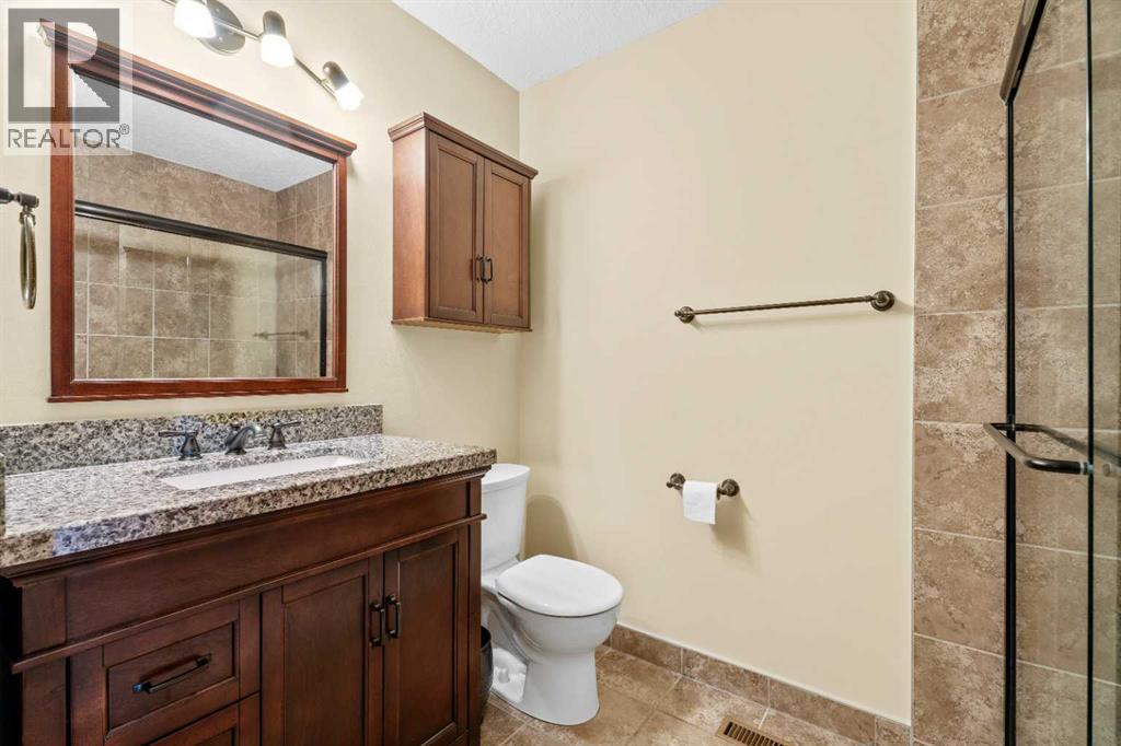 Single Family House Bi-level for Sale in  Edgeburn Place NW Edgemont Calgary 
