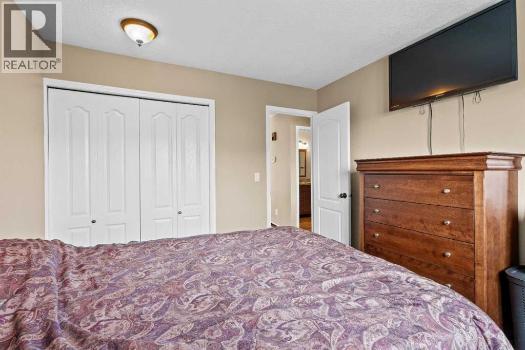 Single Family House Bi-level for Sale in  Edgeburn Place NW Edgemont Calgary 