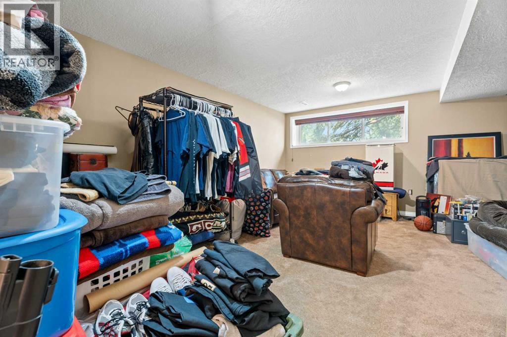 Single Family House Bi-level for Sale in  Edgeburn Place NW Edgemont Calgary 
