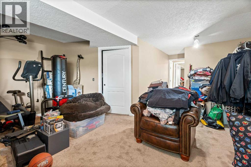 Single Family House Bi-level for Sale in  Edgeburn Place NW Edgemont Calgary 