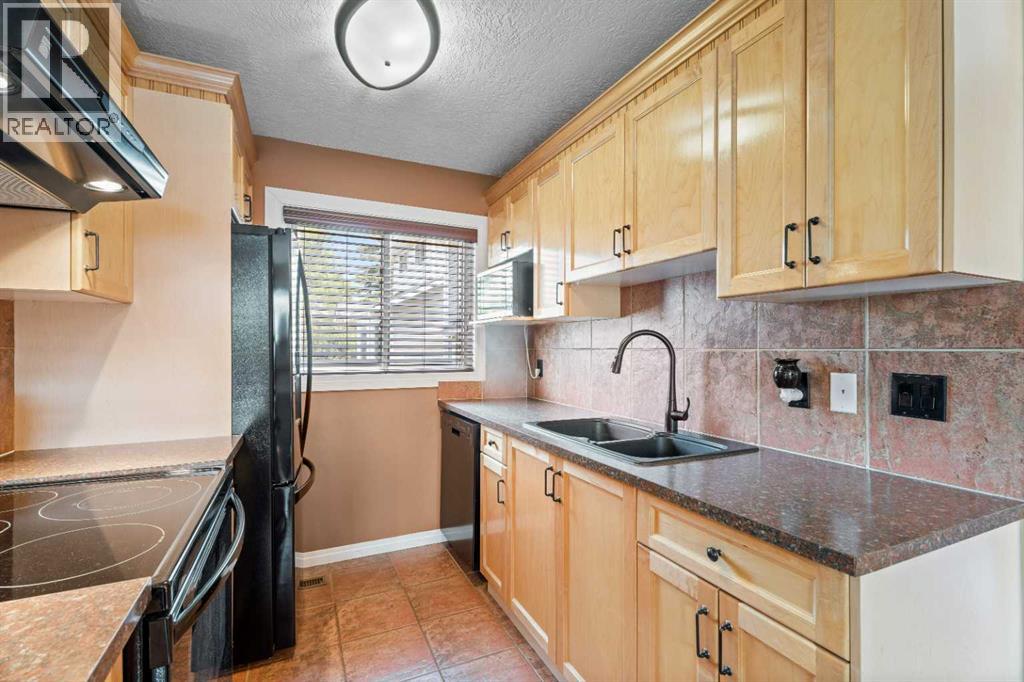 Single Family House Bi-level for Sale in  Edgeburn Place NW Edgemont Calgary 