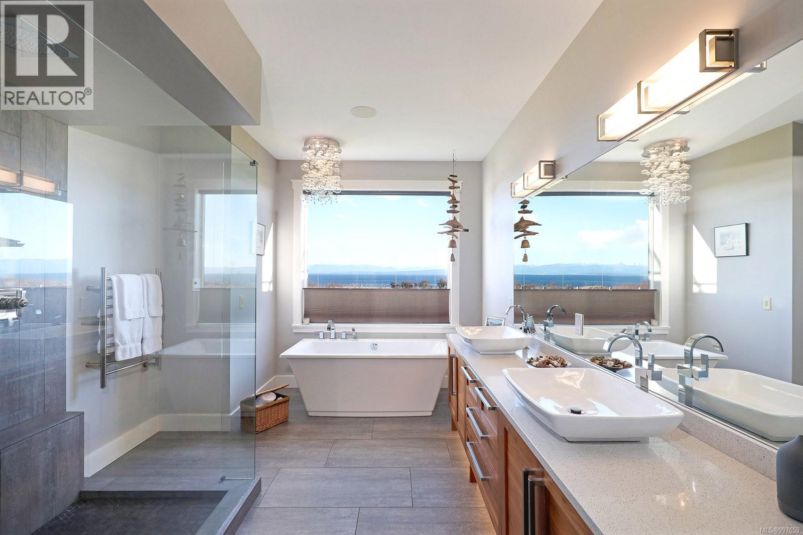 300 Connemara Rd, Comox
