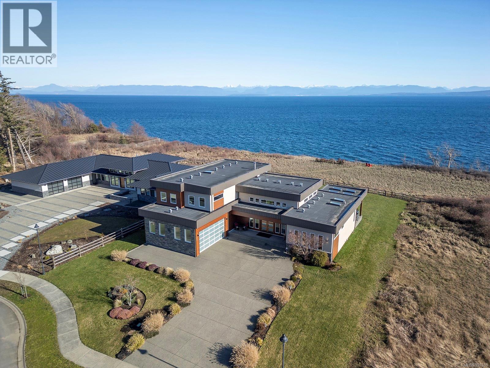 300 Connemara Rd, Comox