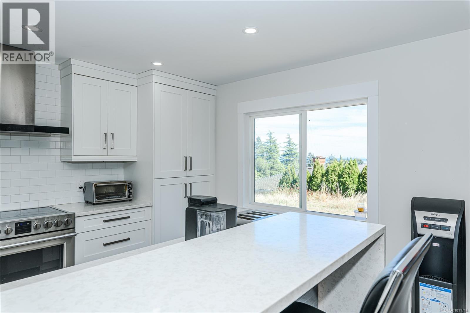 Photo 10 of 1979 Grandview Dr, Saanich BC