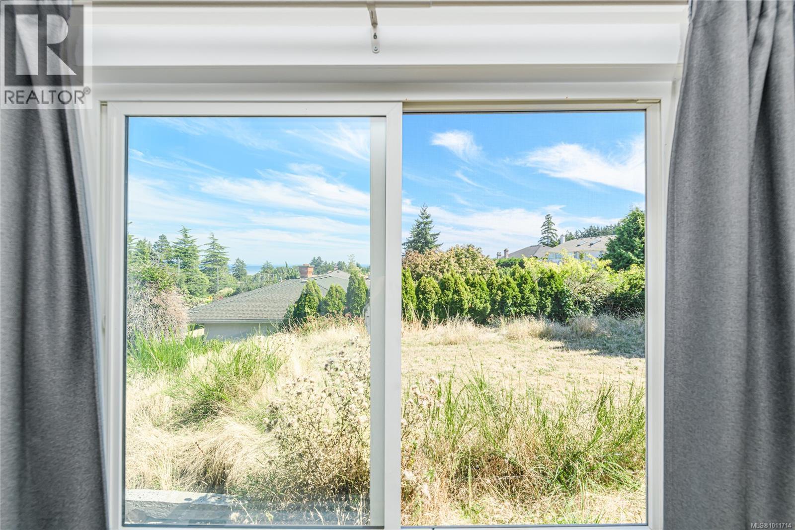 Photo 30 of 1979 Grandview Dr, Saanich BC