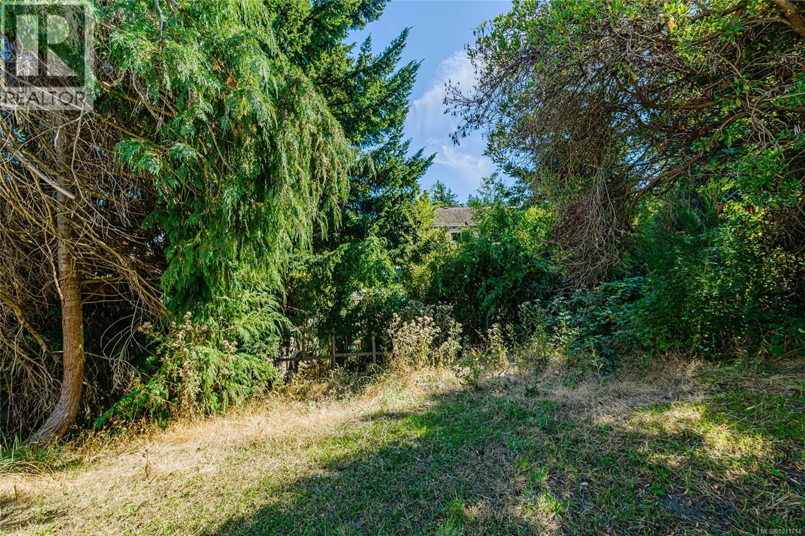 Photo 11 of 1979 Grandview Dr, Saanich BC
