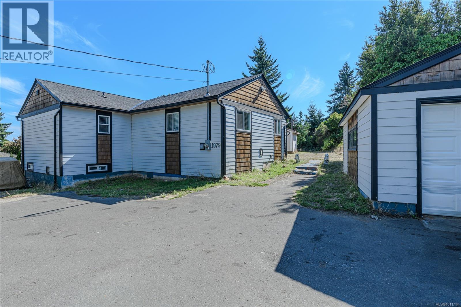 Photo 38 of 1979 Grandview Dr, Saanich BC