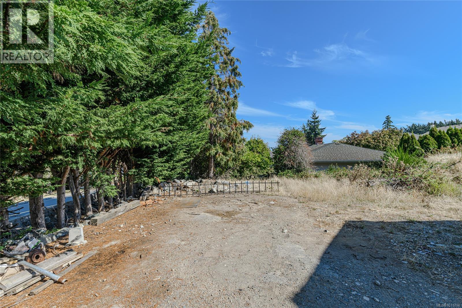 Photo 13 of 1979 Grandview Dr, Saanich BC