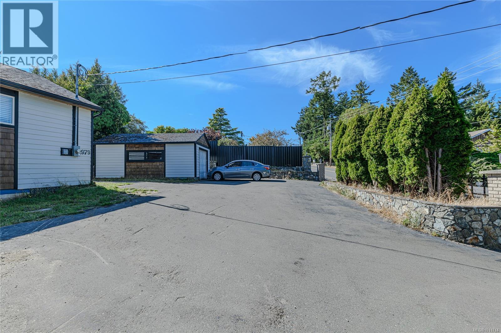 Photo 6 of 1979 Grandview Dr, Saanich BC