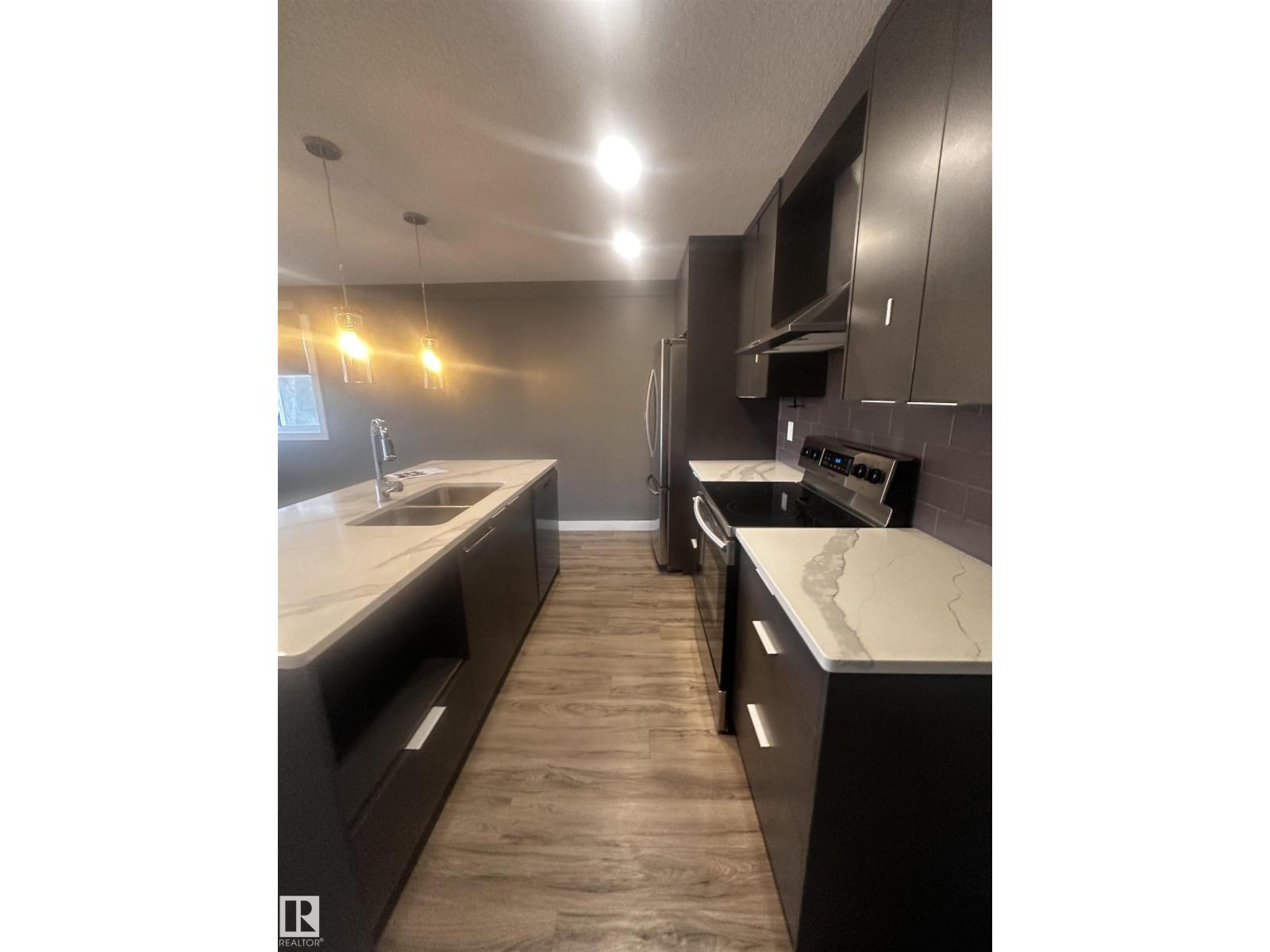Photo 13 of 102 10736 116 St Nw, Edmonton AB