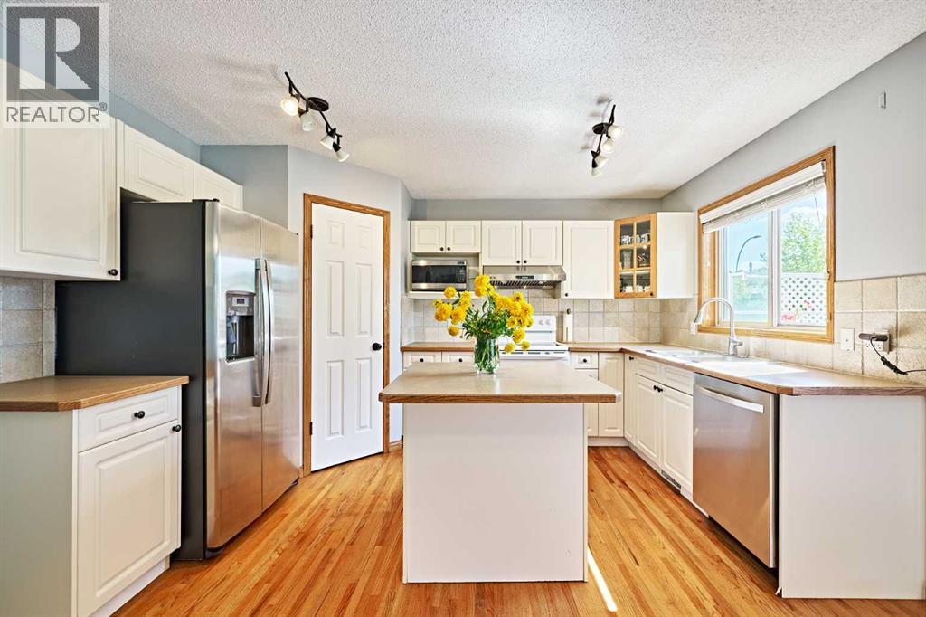 Single Family House for Sale in  Edgeridge View NW Edgemont Calgary 