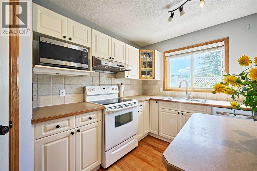 Single Family House for Sale in  Edgeridge View NW Edgemont Calgary 