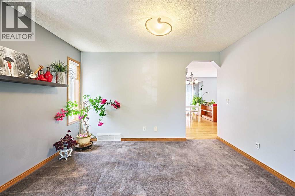 Single Family House for Sale in  Edgeridge View NW Edgemont Calgary 