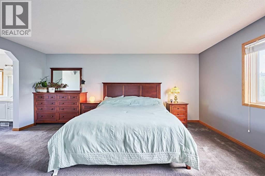 Single Family House for Sale in  Edgeridge View NW Edgemont Calgary 