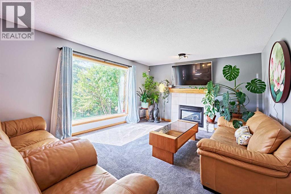 Single Family House for Sale in  Edgeridge View NW Edgemont Calgary 