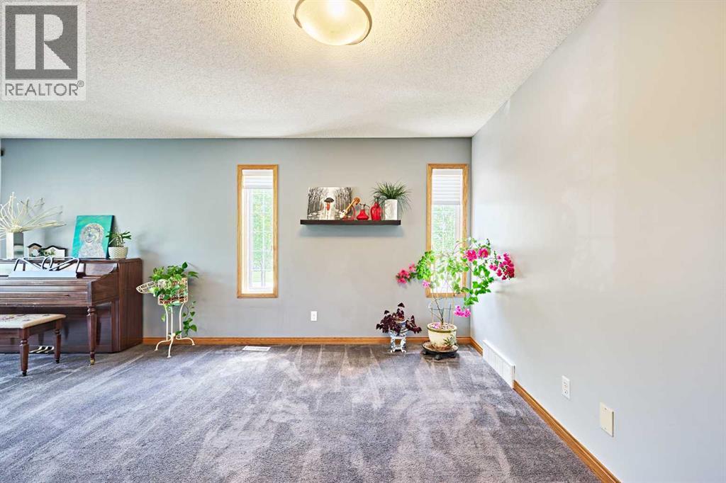 Single Family House for Sale in  Edgeridge View NW Edgemont Calgary 