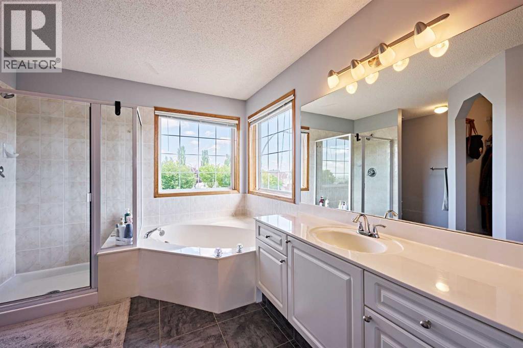 Single Family House for Sale in  Edgeridge View NW Edgemont Calgary 