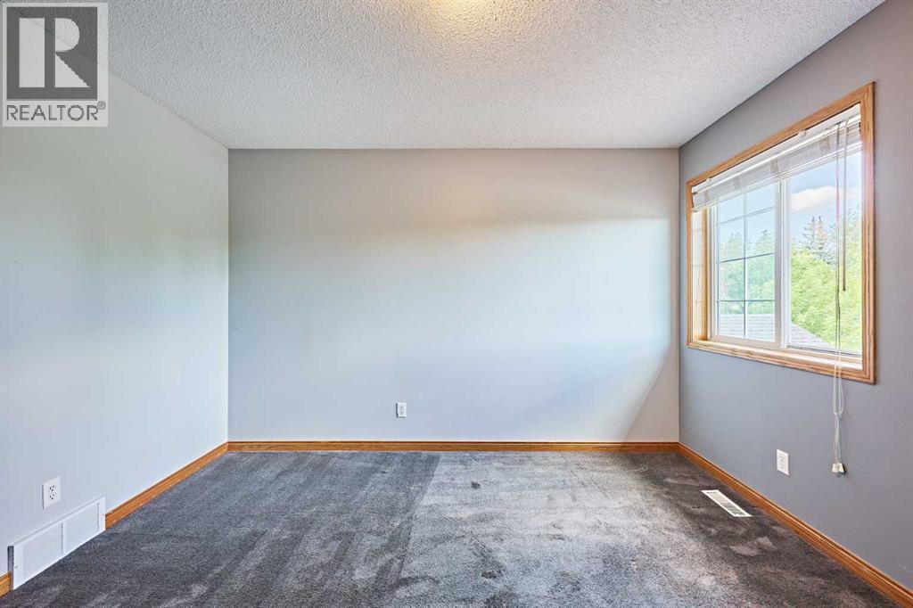 Single Family House for Sale in  Edgeridge View NW Edgemont Calgary 