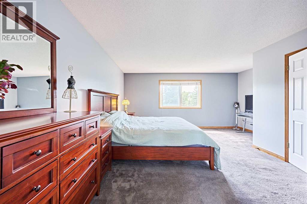 Single Family House for Sale in  Edgeridge View NW Edgemont Calgary 