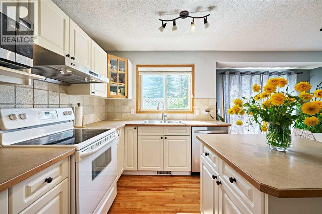 Single Family House for Sale in  Edgeridge View NW Edgemont Calgary 
