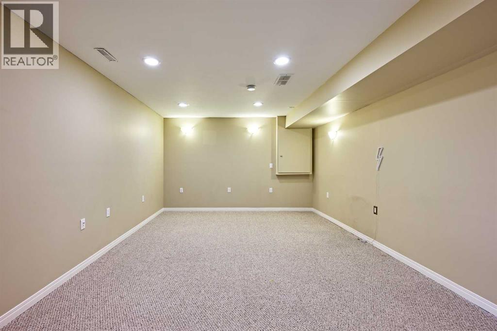 Single Family House for Sale in  Edgeridge View NW Edgemont Calgary 