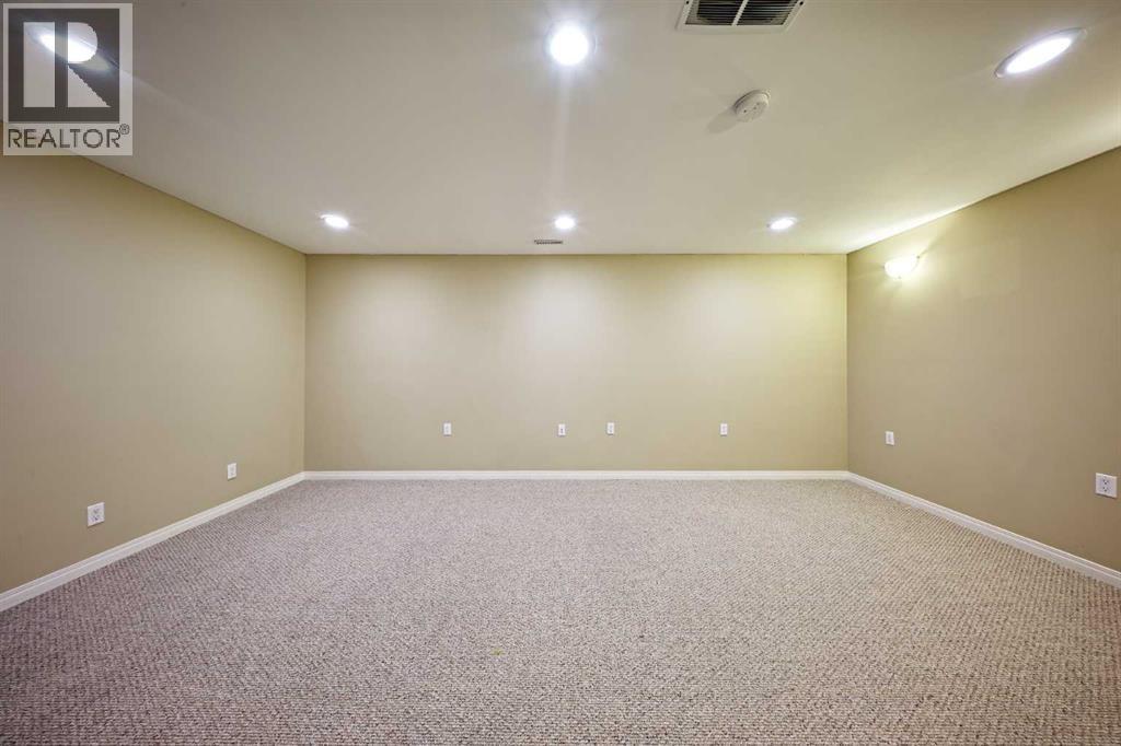 Single Family House for Sale in  Edgeridge View NW Edgemont Calgary 