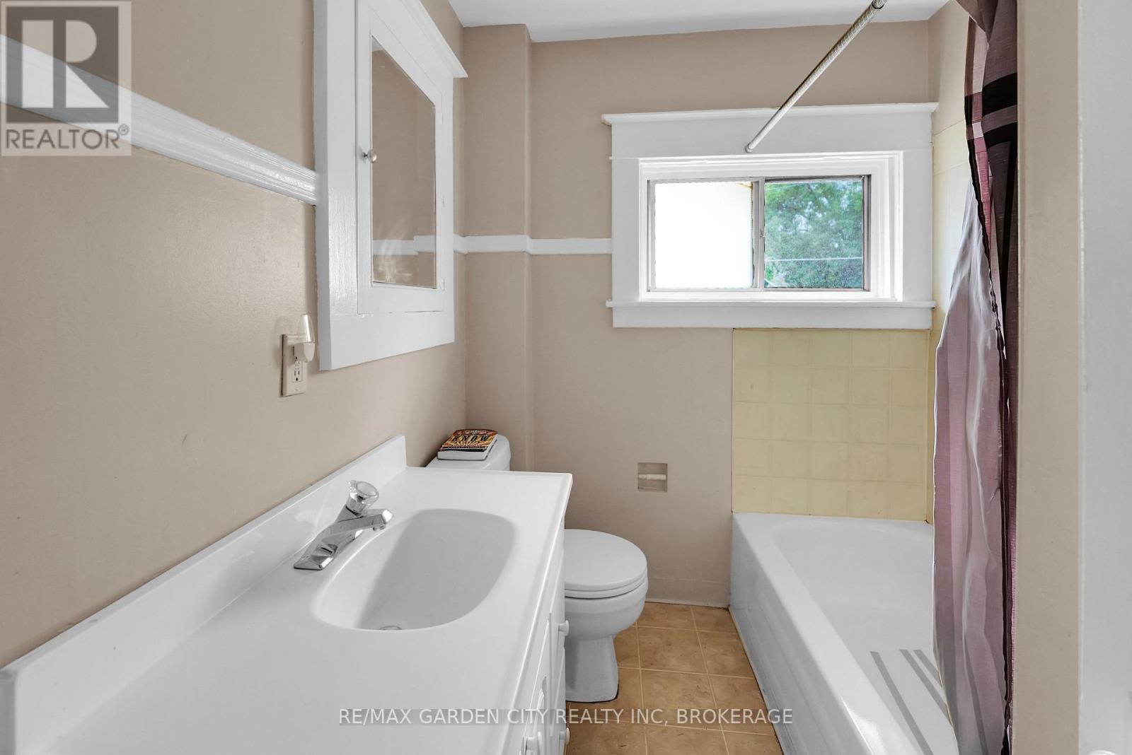 Photo 13 of 213 Geneva Street, St Catharines ON