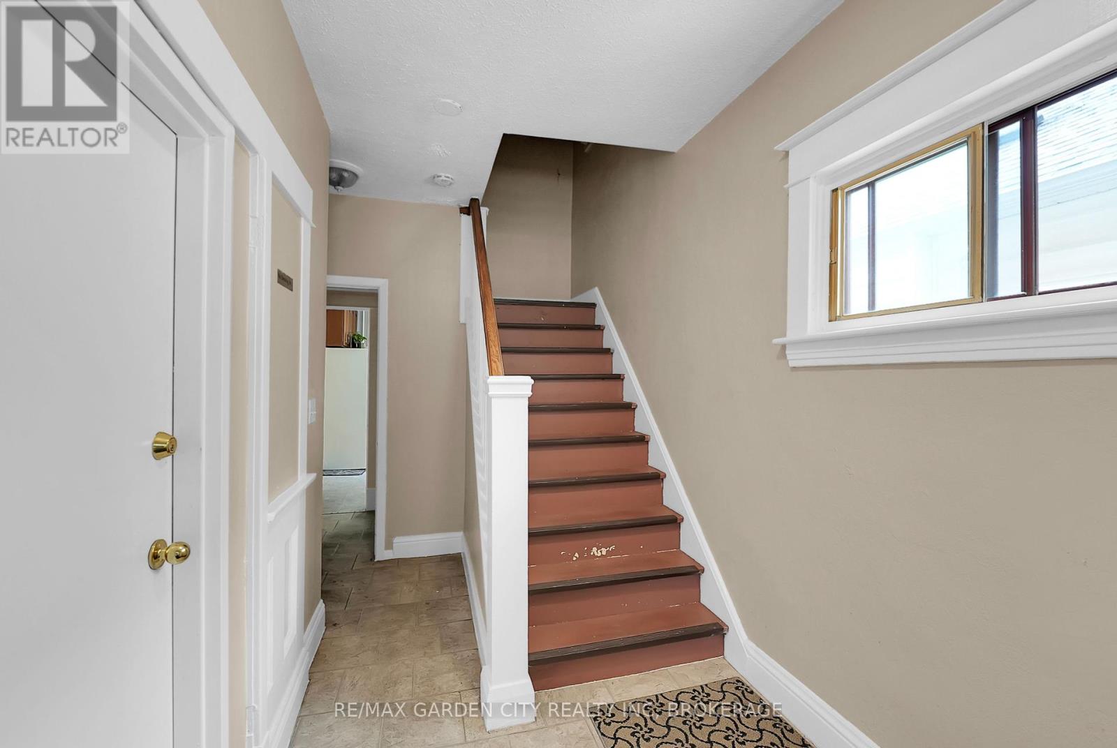 Photo 4 of 213 Geneva Street, St Catharines ON