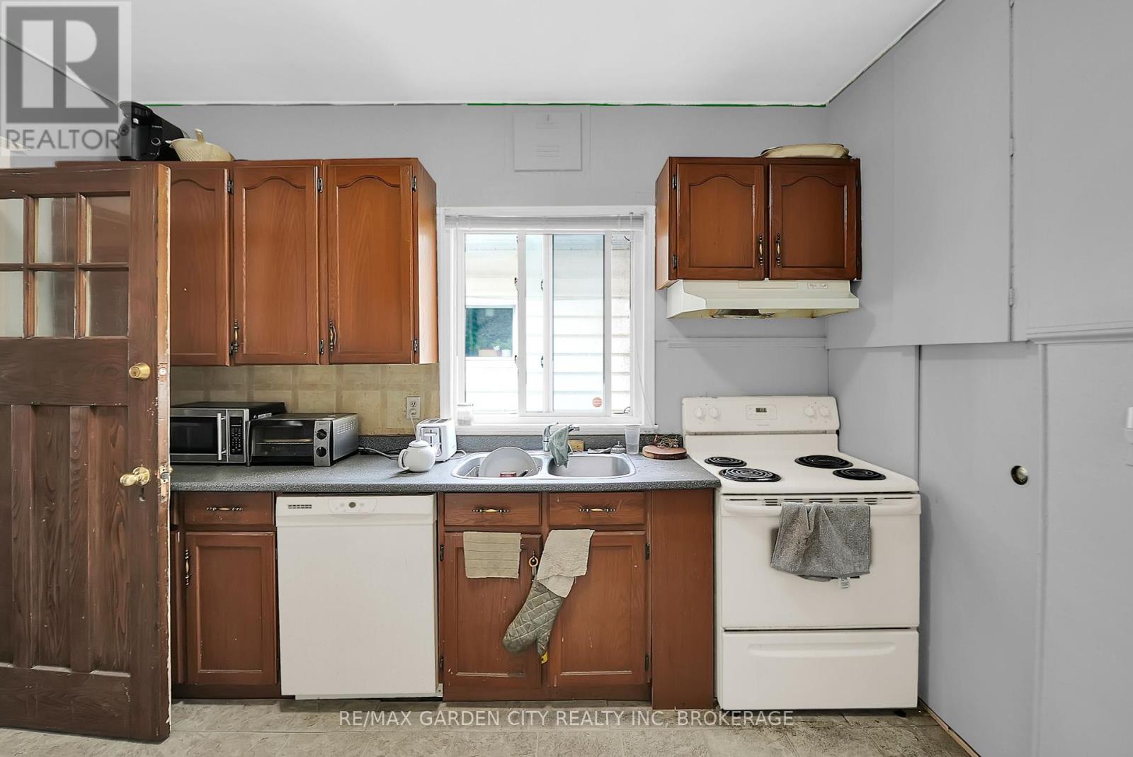 Photo 6 of 213 Geneva Street, St Catharines ON